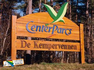 Houten buitenbewegwijzering volgens huisstijl Center Parcs